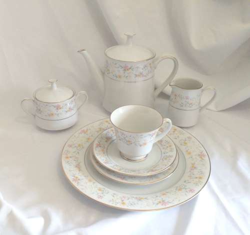 Beautiful NORITAKE Tea set for 12
