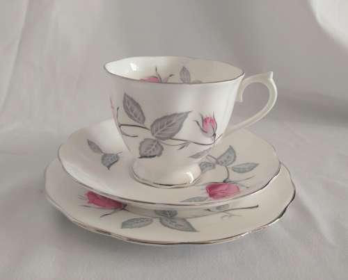 Beautiful and classic Tea set Royal Albert Trent Rose design
