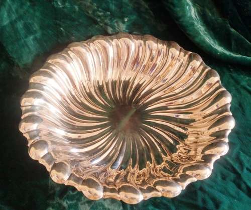 Stunning silver-plated swirl serving dish / fruit bowl