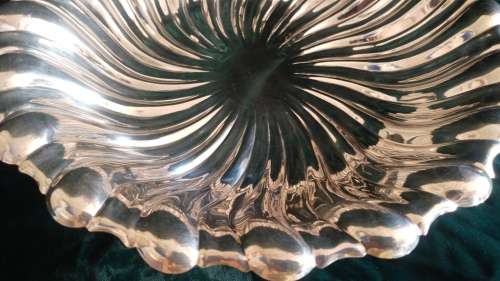 Stunning silver-plated swirl serving dish / fruit bowl