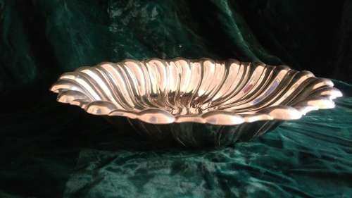 Stunning silver-plated swirl serving dish / fruit bowl