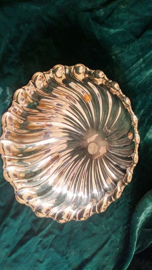 Stunning silver-plated swirl serving dish / fruit bowl
