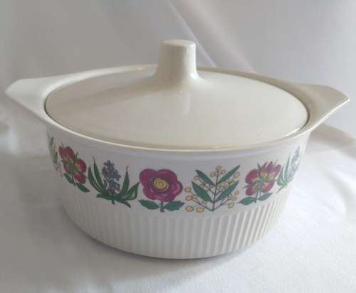 Beautiful Villeroy and Boch Luxembourg Casserole Flower dish