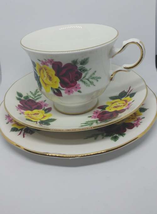 Beautiful Queen Anne red Rose fine bone China Tea Trio