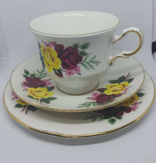 Beautiful Queen Anne red Rose fine bone China Tea Trio