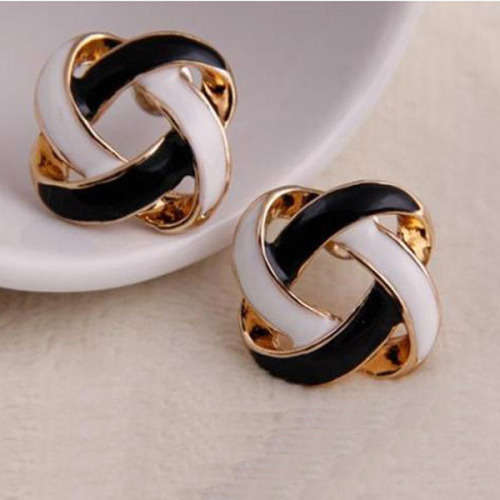 1 Pair Women Korean Charming Black and White Simple Hollow Earrings     (A199*)