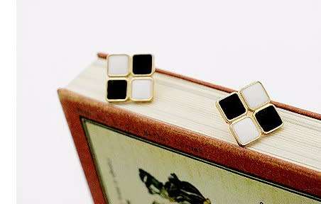 E493  Korean ladies black and white four square earrings         (A202*)