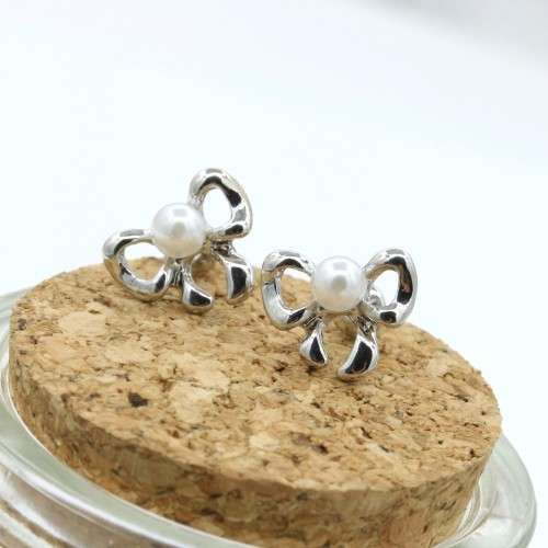 Simulated Pearl Fashion  Stud Earrings      (A165*)