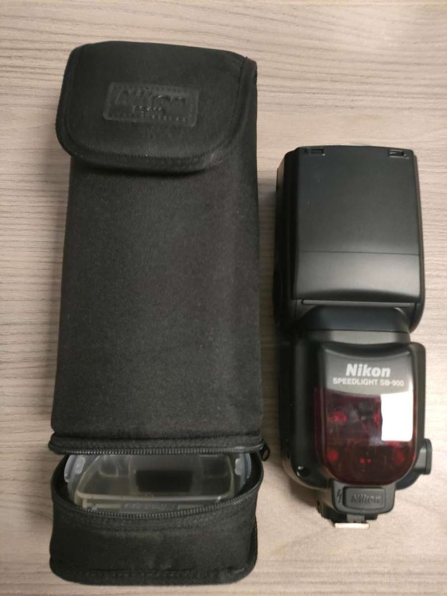 Nikon SB-900 Speedlight Flash for Nikon DSLR Cameras