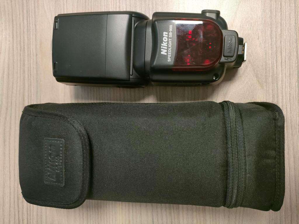 Nikon SB-900 Speedlight Flash for Nikon DSLR Cameras