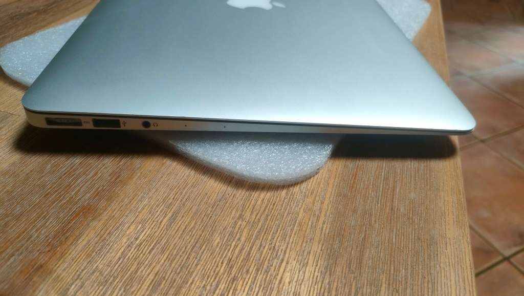 2017 MacBook Air 13.3-inch | Core i5 1.8GHz | 8GB RAM | 128GB SSD with ad 128gb SD card storage.