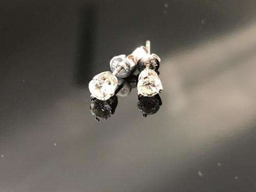 *******0.70ct solid 18ct diamond earrings********