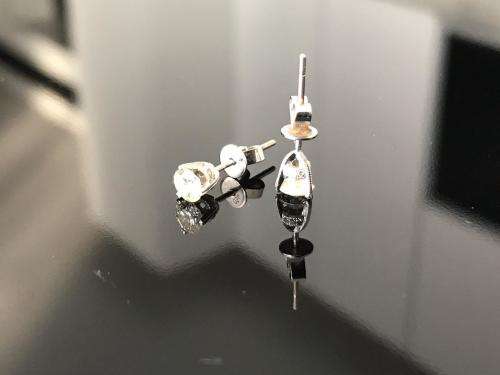 *******0.70ct solid 18ct diamond earrings********