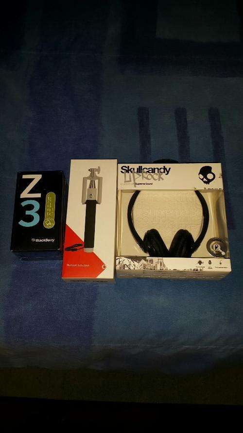 BRAND NEW BLACKBERRY Z3 STILL SEALED IN PLASTIC COMES WITH NEW SKULL CANDY HEADPHONES,SELFIE STICK