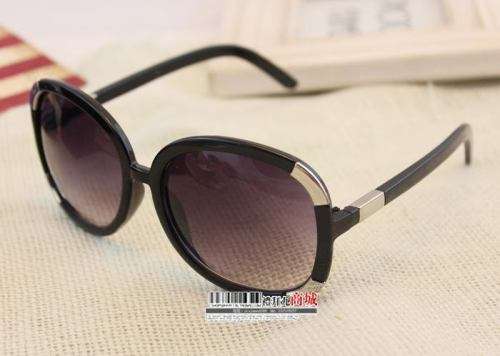 Woman's Sunglasses - 14 on auction