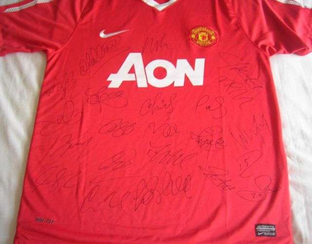 10/11 TEAM SIGNED MANCHESTER UNITED SOCCER SHIRT + COA