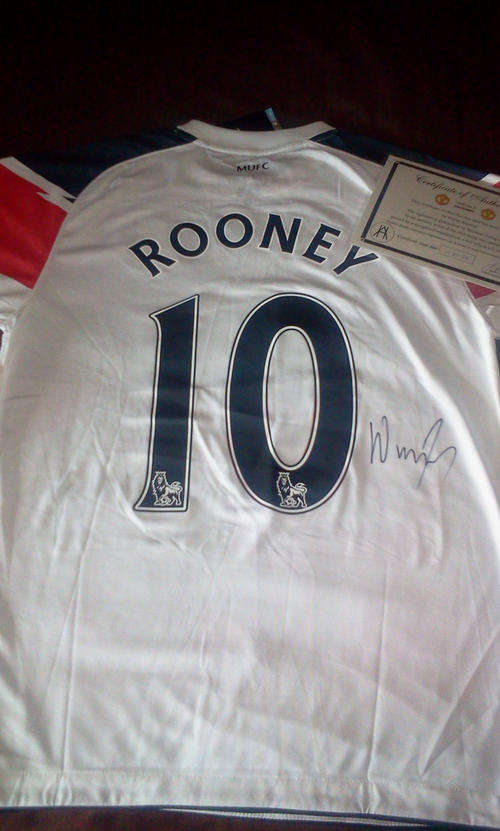 MANCHESTER UNITED SOCCER SHIRT - SIGNED WAYNE ROONEY + COA