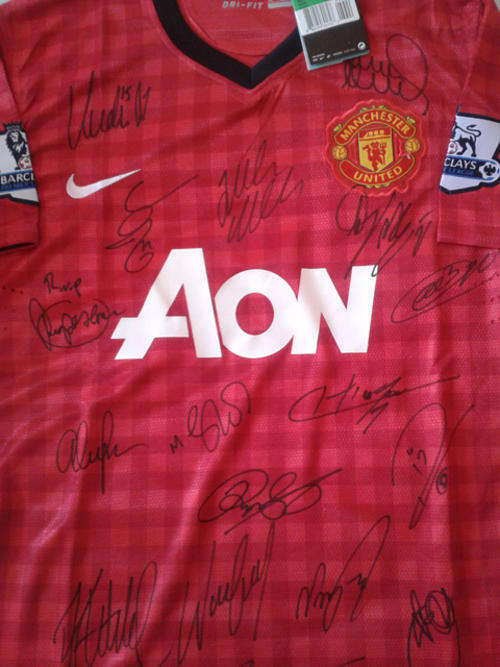 Manchester United Team Signed Jersey + C.O.A.