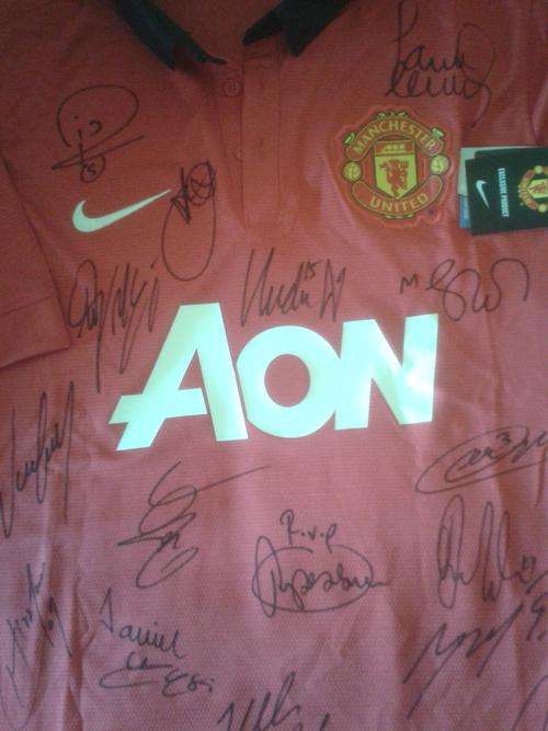 Manchester United Team Signed 13/14 Home Jersey + C.O.A.