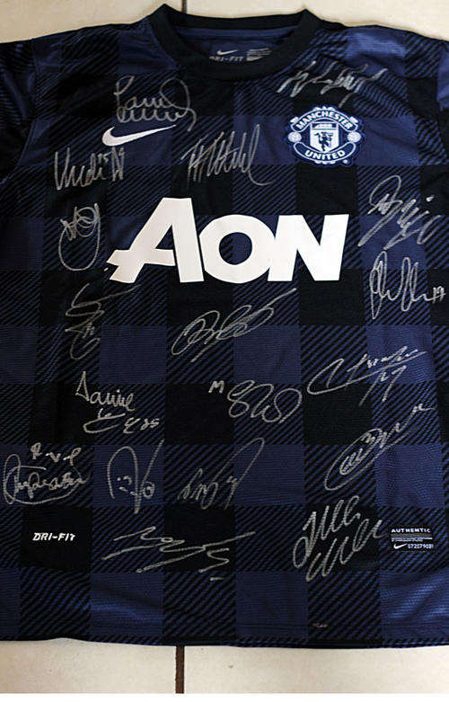 Manchester United Team Signed 13/14 Away Jersey + C.O.A.