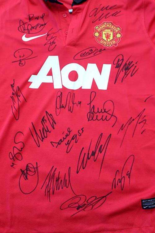 Manchester United Team Signed 13/14 Home Jersey + C.O.A.
