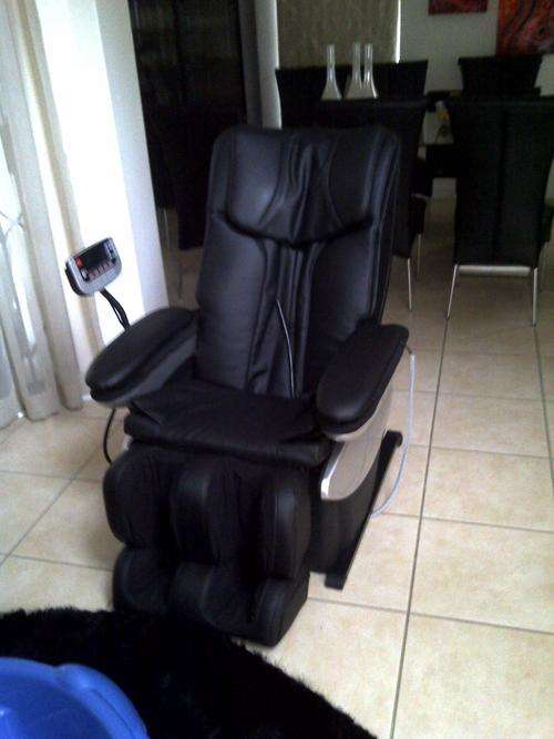 MASSAGE CHAIR BEAUTIFUL BLACK LEATHER