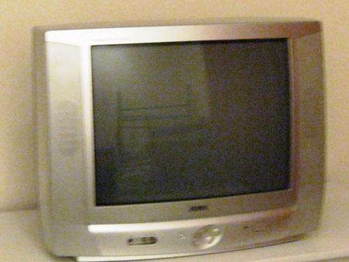 AKAI - 54cm Colour TV - With Remote