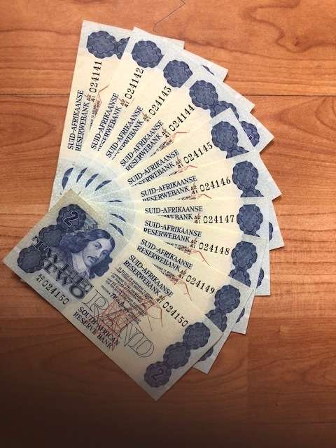 Ten Good condition R2 notes in chronologic order