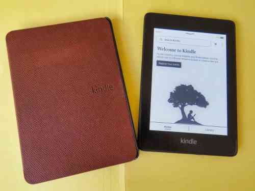 Kindle PaperWhite, Gen. 10, 6` screen, 8 GB Mem + Magnetic Cover + cables