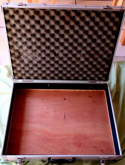SUITCASE STYLE, PADDED ALUMINIUM DISPLAY/STORAGE/CARRY CASE