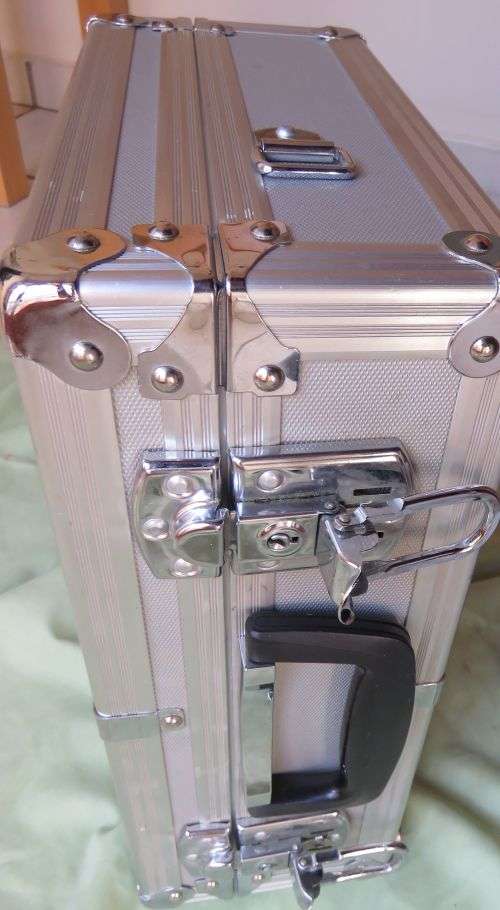 COMPACT SUITCASE STYLE, PADDED ALUMINIUM STORAGE/CARRY CASE