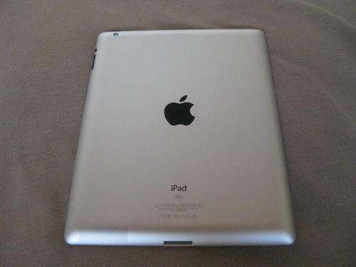 APPLE IPAD 2  32 GB   WIFI  . BLACK infront & smart  back ipad pouch