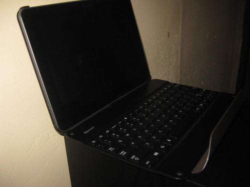 SAMSUNG GALAXY TAB 10.1  32 GB + ORIGINAL SAMSUNG KEYBORD AND POUCH