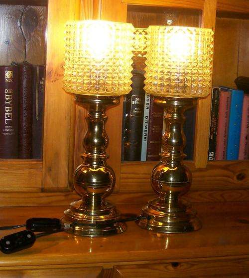 *** LOVELY OLD PAIR OF BRASS BEDSIDE LAMPS ***