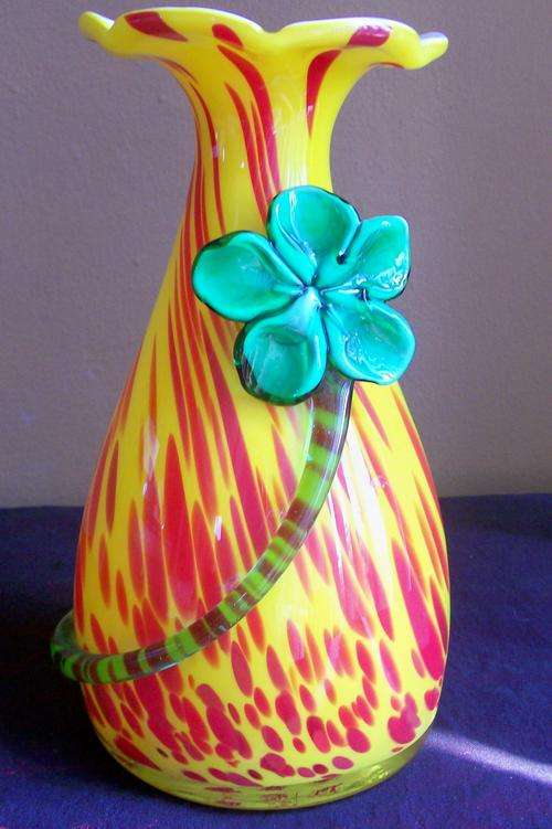 VERY CHEERFUL LOOK (MURANO?) FLOWER VASE