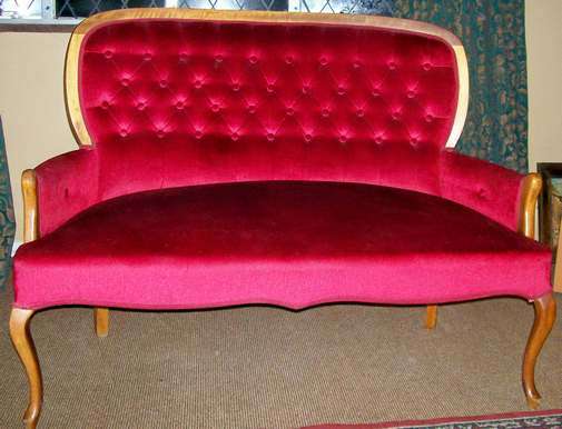 *** BEAUTIFUL QUEEN ANNE STYLE SOFA WITH RED VELVET ***