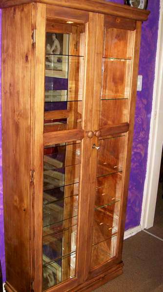 *** STUNNING SOLID WOODEN DISPLAY CABINET ***