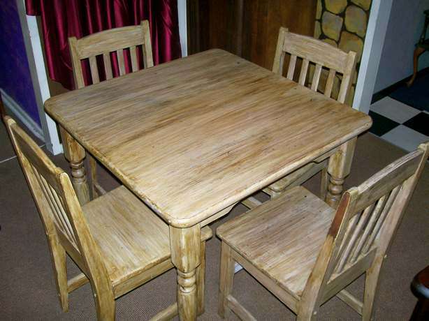 *** LOVELY STAINED PINE TABLE AND 4 CHAIRS ***