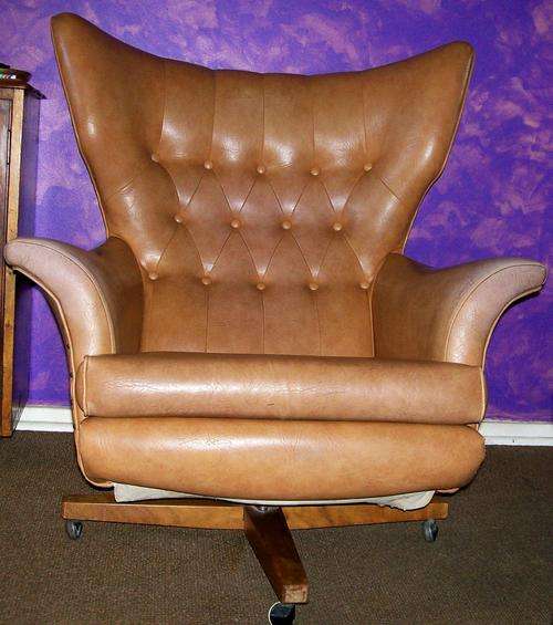 *** VERY COLLECTABLE PAIR OF VINTAGE ROCKING CHAIRS ****