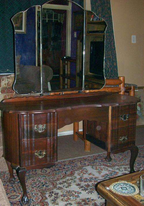 *** STUNNING LITTLE BALL & CLAW DRESSING TABLE ***