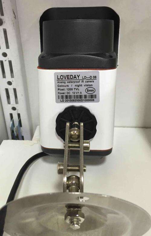 8mm lens 1200TVL nightvision and waterproof CCTV camera with one pcs bracket !( Good quality 30M  )