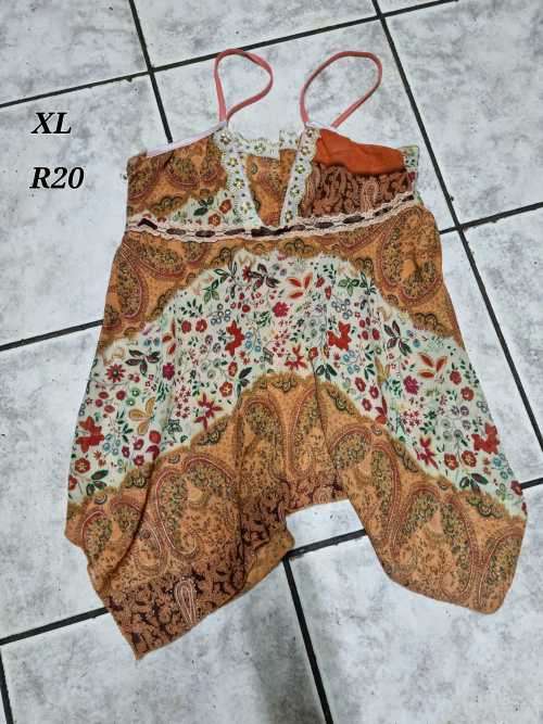 100pc Ladies preloved clothing.  perfect for reselling