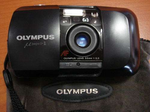 Olympus 35mm camera with built in flash. NO RESERVE