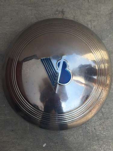 1940 V8 Hubcap