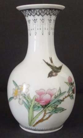 COLLECTABLE CHINESE / ORIENTAL PORCELAIN VASE 13CM - GREAT COLLECTORS ITEM - HALL MARKS