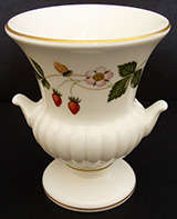 WEDGWOOD ENGLAND BONE CHINA WILD STRAWBERRIES URN VASE CIRCA 1960 VINTAGE / RETRO HEIGHT 8.7CM