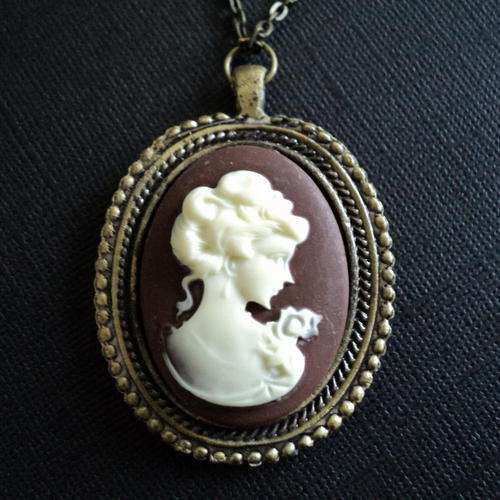^^GORGEOUS^^ VINTAGE Cameo Pendant on Chain