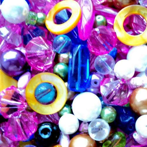 1/2 KILOGRAM OF ASSORTED QUALITY BEADS