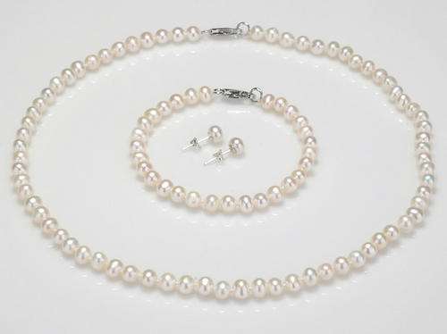 R399**CLASSIC** Freshwater Pearl Necklace, Bracelet & Earrings Set