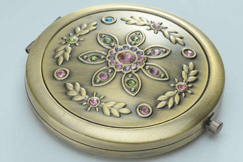 **A KEEPSAKE** Vintage Compact Make-up Mirror